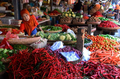 Pedagang sayuran melayani calon pembeli di Pasar Tradisional, Cikurubuk, Tasikmalaya, Jawa Barat, Selasa (5/8). Pasca Lebaran harga komuditas sayuran di Tasikmalaya berangsur turun setelah mengalami kenaikan saat Lebaran. Cabe merah dari harga Rp 25.000 manjadi Rp 20.000 per kilogram, bawang merah Rp 25.000 menjadi Rp 20.000 per kilogram, tomat Rp 10.000 menjadi Rp 6.000 per kilogram. ANTARA FOTO/Adeng Bustomi/ss/mes/14